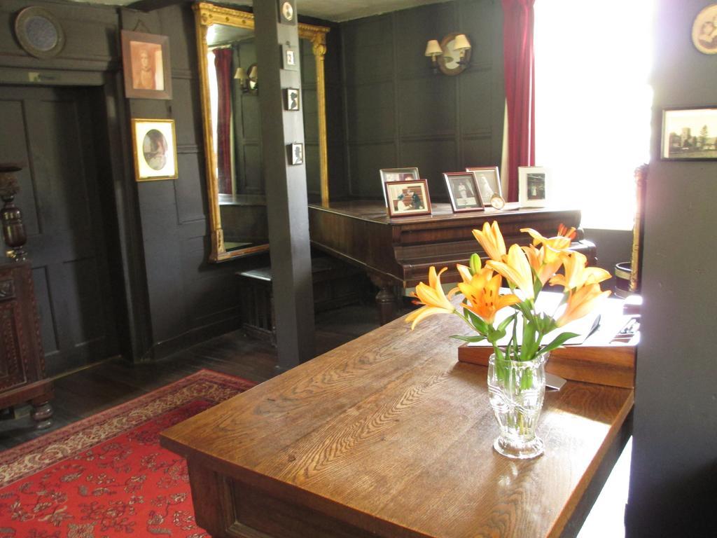 Bed and Breakfast Old Manor House à Shepperton Extérieur photo