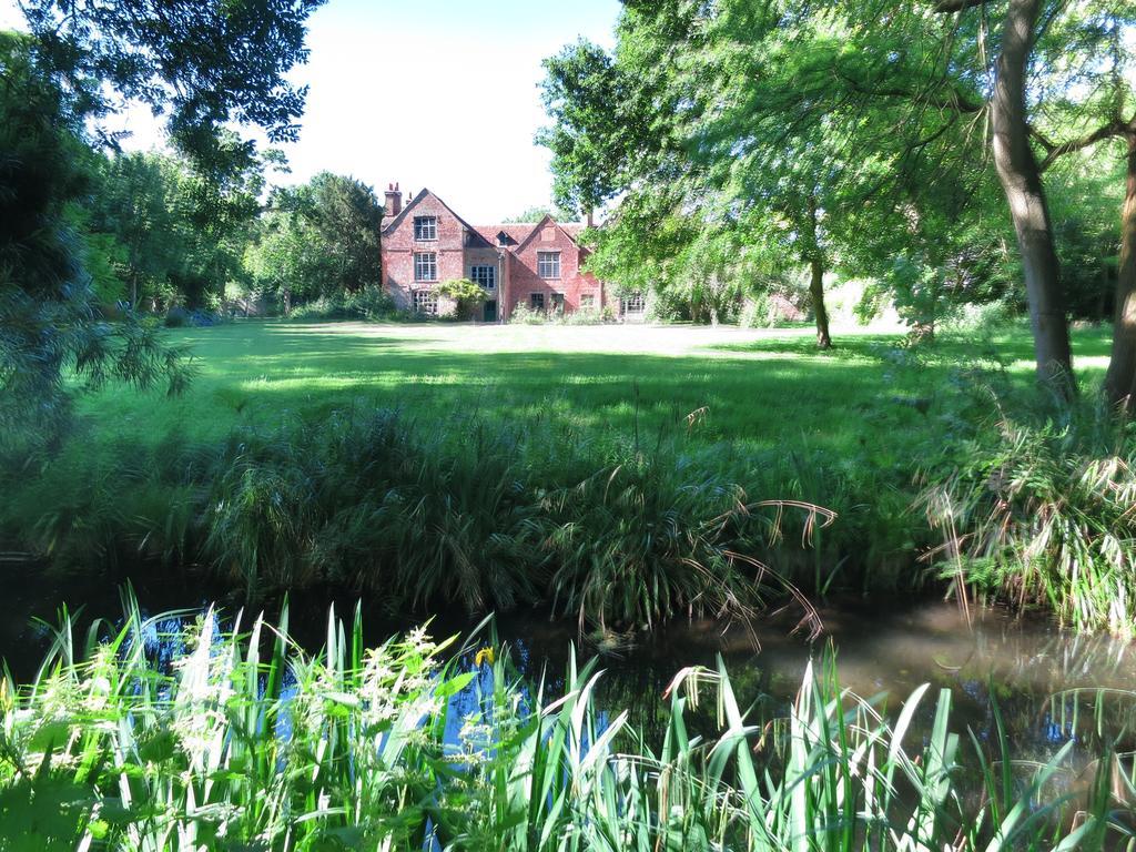 Bed and Breakfast Old Manor House à Shepperton Extérieur photo