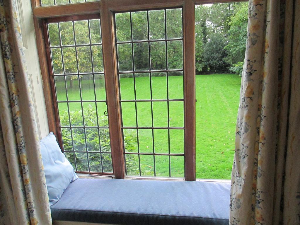 Bed and Breakfast Old Manor House à Shepperton Extérieur photo