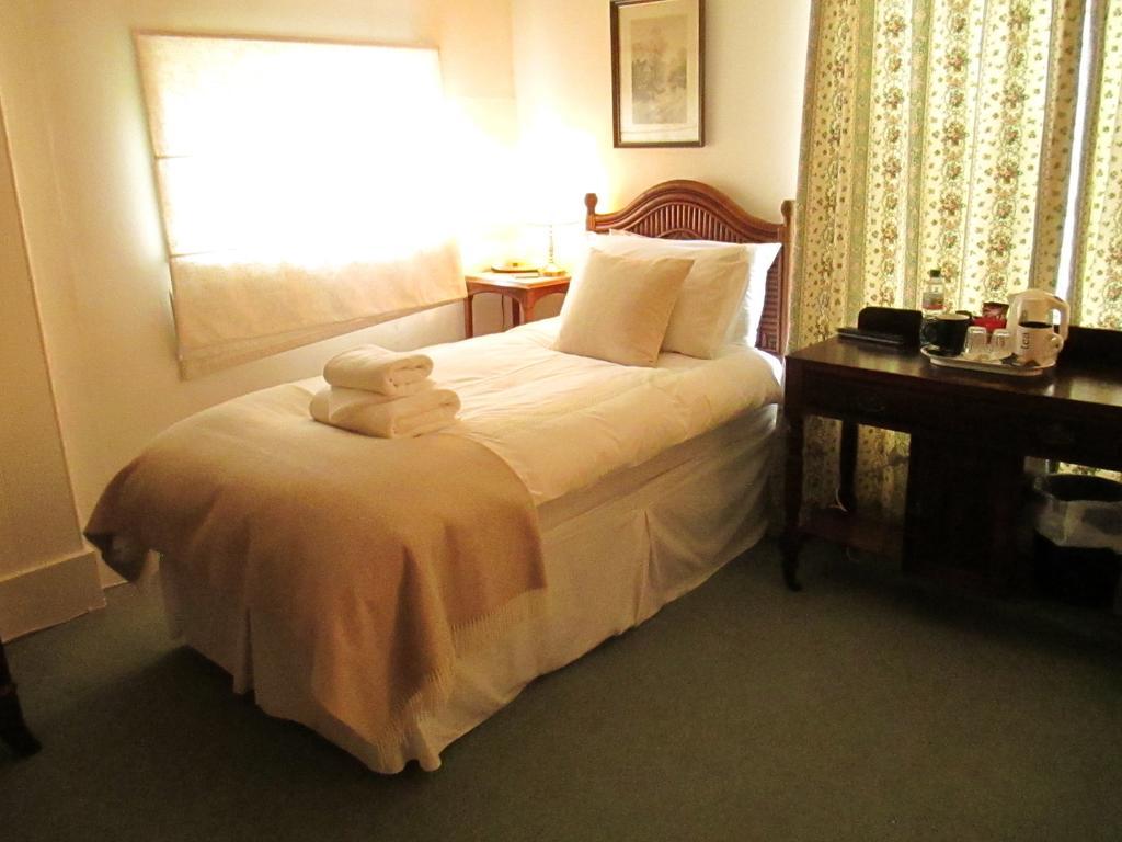 Bed and Breakfast Old Manor House à Shepperton Chambre photo