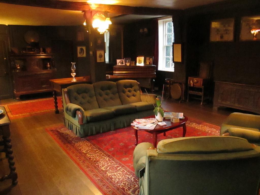 Bed and Breakfast Old Manor House à Shepperton Extérieur photo