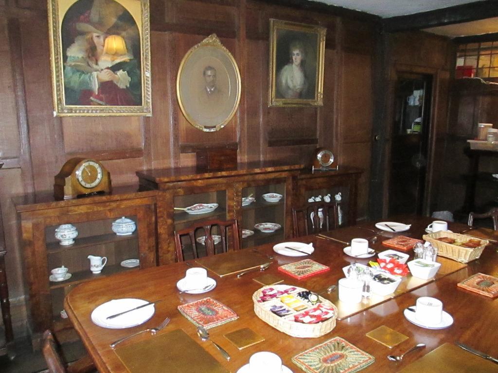 Bed and Breakfast Old Manor House à Shepperton Extérieur photo