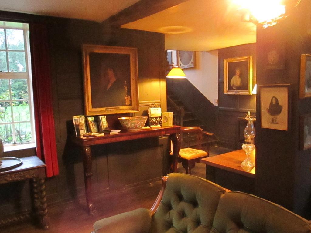 Bed and Breakfast Old Manor House à Shepperton Extérieur photo