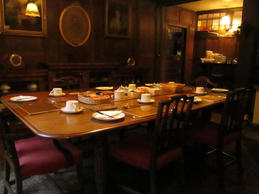 Bed and Breakfast Old Manor House à Shepperton Extérieur photo