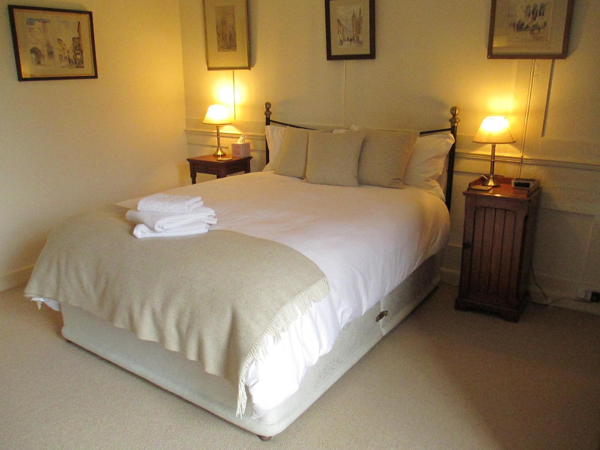 Bed and Breakfast Old Manor House à Shepperton Extérieur photo