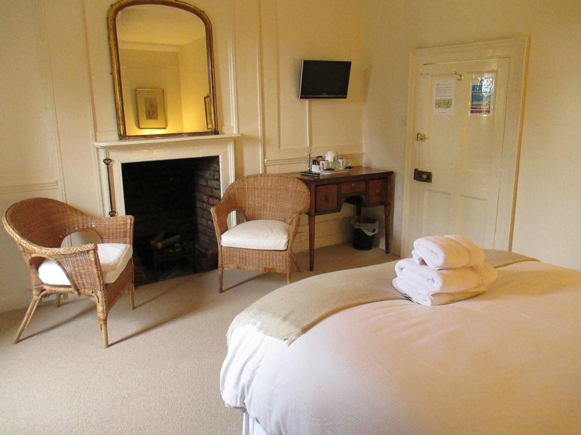 Bed and Breakfast Old Manor House à Shepperton Extérieur photo